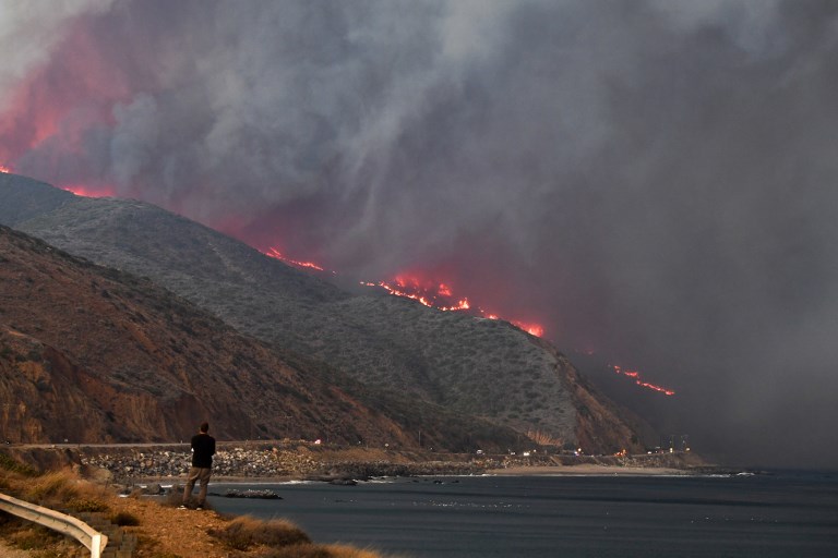 Woolsey Fire near PCH (Photo by Robyn Beck / AFP)